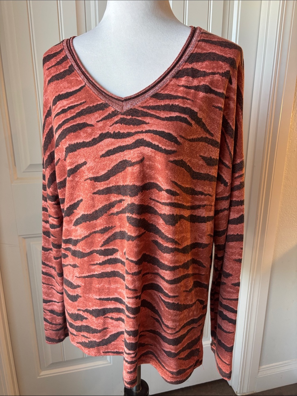 Democracy Tiger Stripe V-Neck Knit Sweater Top Metallic Lurex Trim Rust